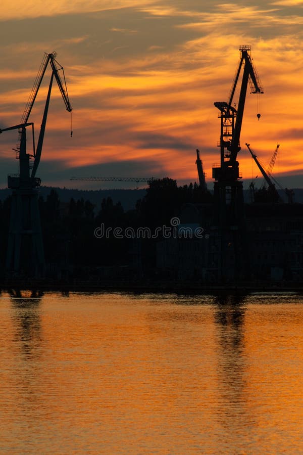 Großer Werftkran bei Sonnenuntergang in Gdansk, Polen stockbild Großer Werftkran bei Sonnenuntergang in Gdansk, Polen stockbild