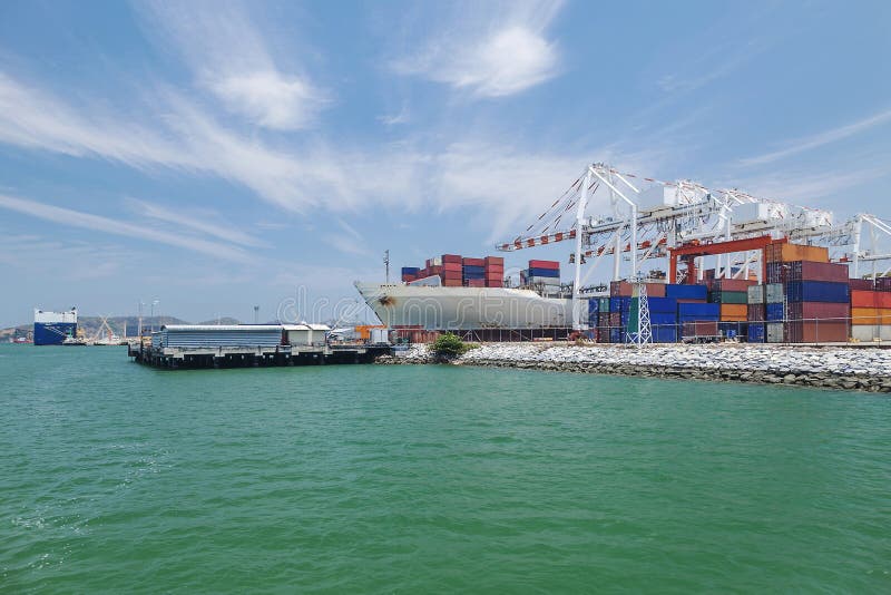 Großes Dock der internationalen Schifffahrt lizenzfreie stockfotografie Großes Dock der internationalen Schifffahrt lizenzfreie stockfotografie