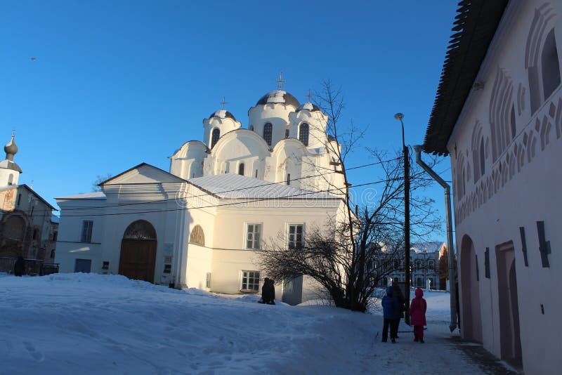 Großes eindrucksvolles Kirchenäußeres während des Winters lizenzfreie stockfotos Großes eindrucksvolles Kirchenäußeres während des Winters lizenzfreie stockfotos