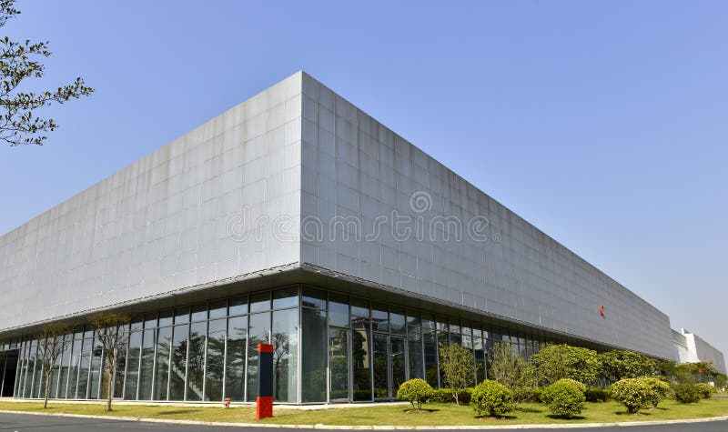 Großes Fabrikgebäude, großes modernes Gebäude, große moderne Ausstellungshalle, unter blauem Himmel