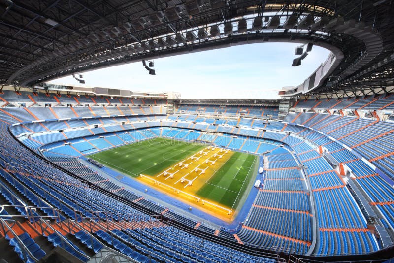 Großes Fußballstadion mit Haupttribüne und künstlichem Licht lizenzfreies stockfoto Großes Fußballstadion mit Haupttribüne und künstlichem Licht lizenzfreies stockfoto