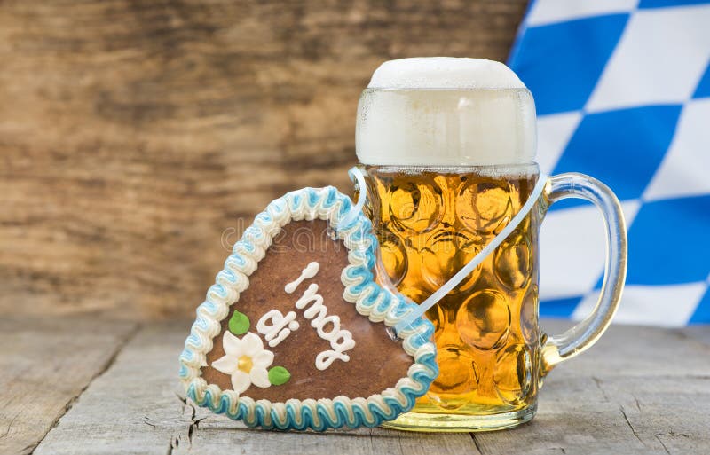 Großes Glas Lager-Bier im Bayern bei Oktoberfest in München lizenzfreie stockfotos Großes Glas Lager-Bier im Bayern bei Oktoberfest in München lizenzfreie stockfotos