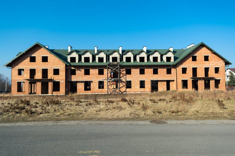 Gro?es Haus im Bau vom roten Backstein Unfertiges zweist?ckiges Haus stockbilder Gro?es Haus im Bau vom roten Backstein Unfertiges zweist?ckiges Haus stockbilder