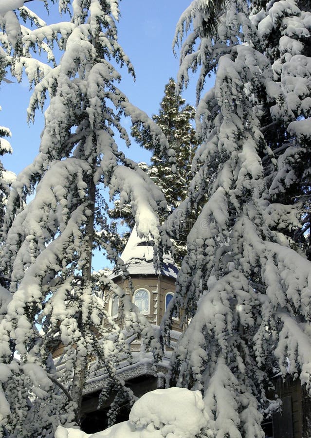 Großes Haus im Schneeholz stockfotografie Großes Haus im Schneeholz stockfotografie