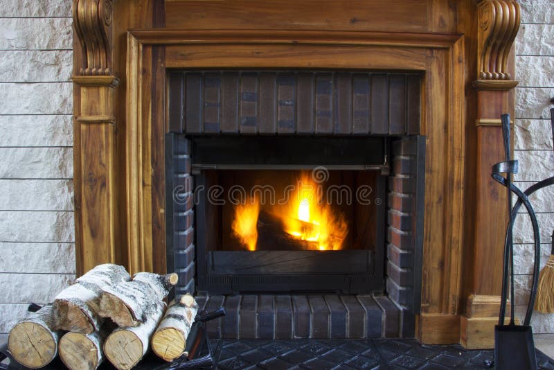 Großes Hausfeuer, das im Kamin brennt stockfotos Großes Hausfeuer, das im Kamin brennt stockfotos