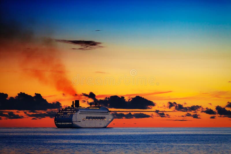 Großes Kreuzschiff auf ruhigem See bei Sonnenuntergang lizenzfreies stockbild