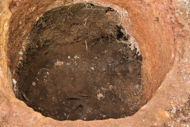 Tiefes Loch stockbild. Bild von oberfläche, land, tunnel 69389847