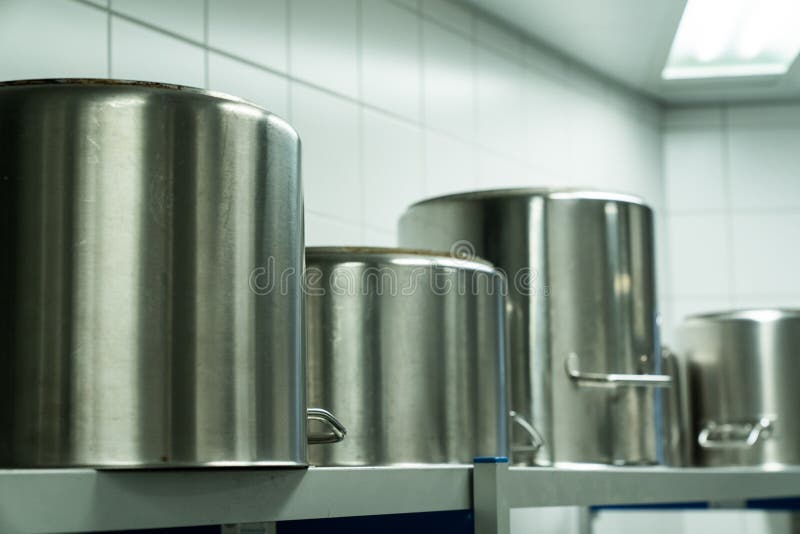Großes Metall, das Töpfe in einer industriellen Küche kocht lizenzfreie stockfotos Großes Metall, das Töpfe in einer industriellen Küche kocht lizenzfreie stockfotos