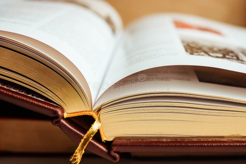 Gro?es offenes Buch mit goldenen Seiten und Gold bookmarken nahes oben lizenzfreies stockbild Gro?es offenes Buch mit goldenen Seiten und Gold bookmarken nahes oben lizenzfreies stockbild