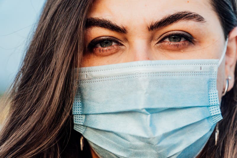 Großes Porträt einer jungen Frau in einer medizinischen Maske stockbilder