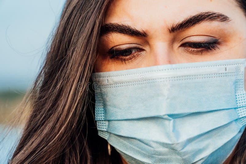 Großes Porträt einer jungen Frau in einer medizinischen Maske stockbilder