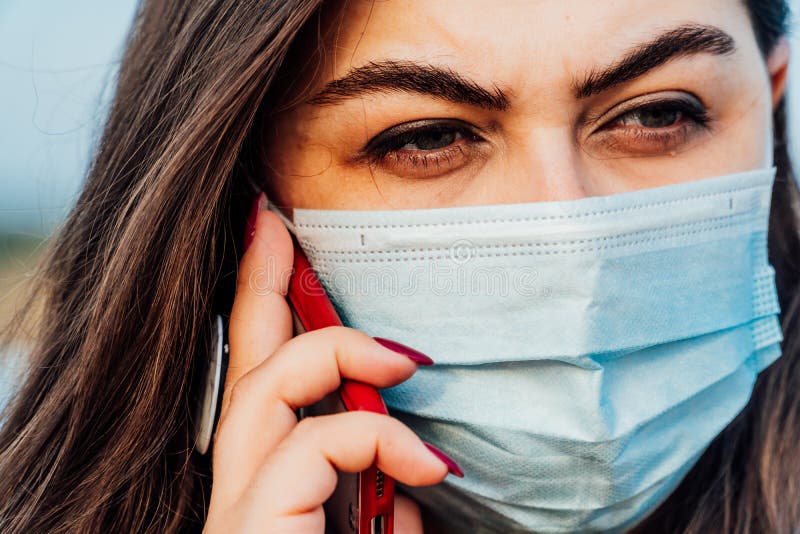 Großes Porträt einer jungen Frau in einer medizinischen Maske stockfotos