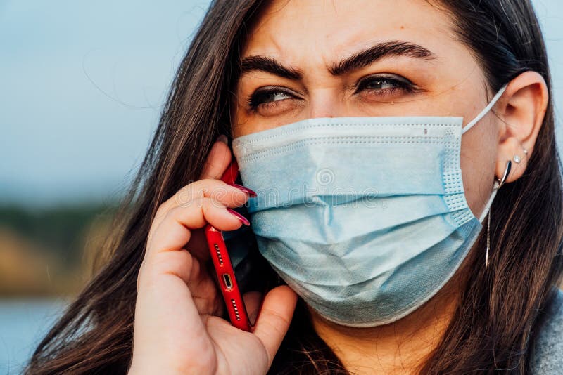 Großes Porträt einer jungen Frau in einer medizinischen Maske lizenzfreie stockfotografie