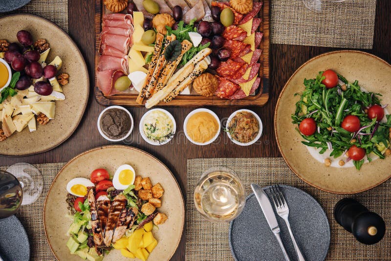 Großes Sortiment italienischer Antipasti Topansicht stockfotos