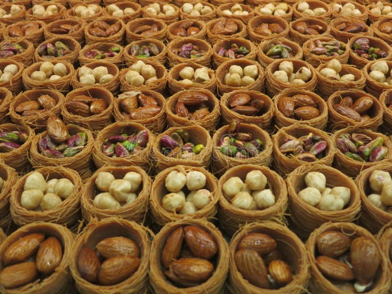 Großes Sortiment verschiedener Arten von Baklava stockfotos