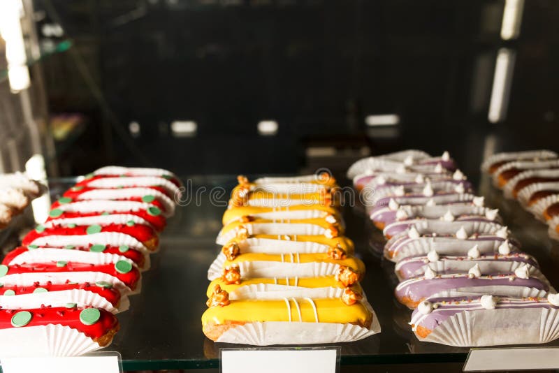 Großes Sortiment von Eclairs und anderen guten Dinge im Regal einer Konditorei lizenzfreies stockfoto