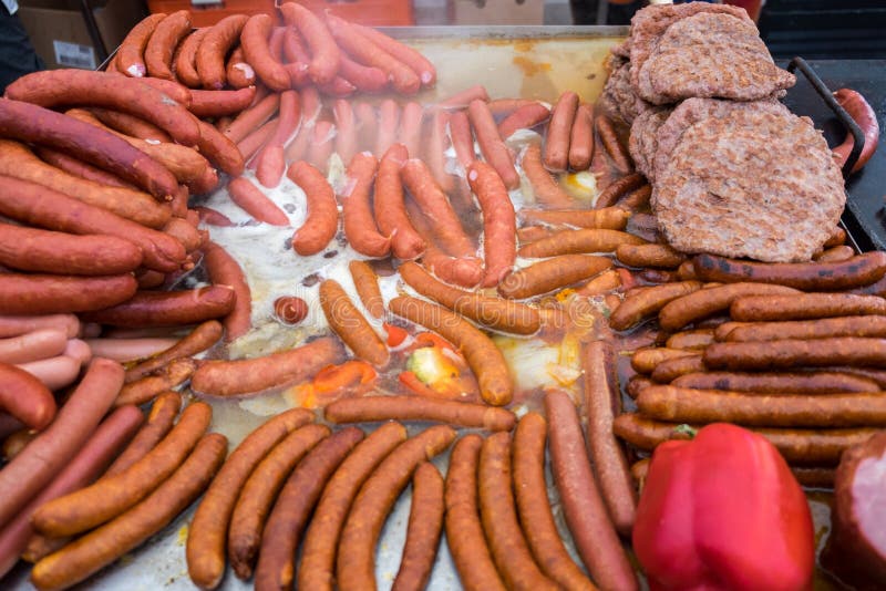 Großes Sortiment von gebratenen und gegrillten Würsten und von Hamburgern lizenzfreies stockbild