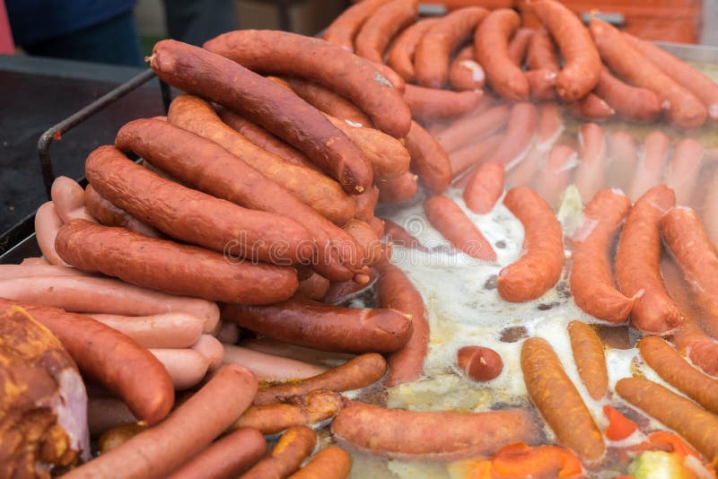 Großes Sortiment von gebratenen und gegrillten Würsten und von Hamburgern lizenzfreie stockfotografie