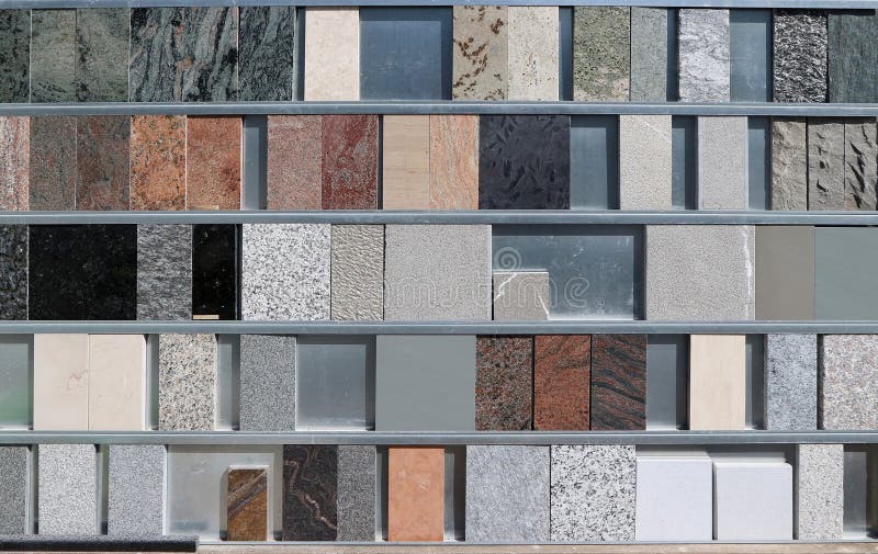 Großes Sortiment von Marmor- und Granitproben auf einer Anzeige eines Baumaterialgeschäftes lizenzfreie stockbilder