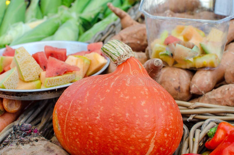 Großes Sortiment von Saisonobst und gemüse von verkauft am farme lizenzfreie stockfotos