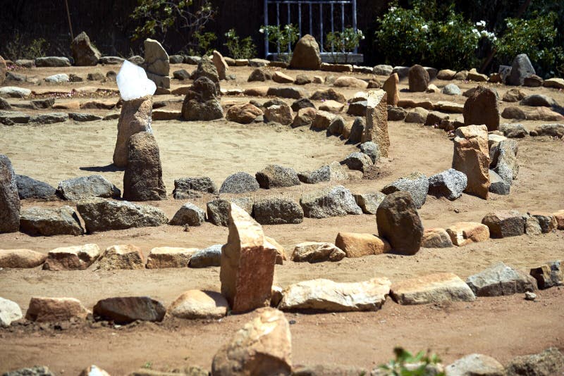 Großes Stein- und Sandlabyrinth badete in der Mittagssonne stockfotografie Großes Stein- und Sandlabyrinth badete in der Mittagssonne stockfotografie