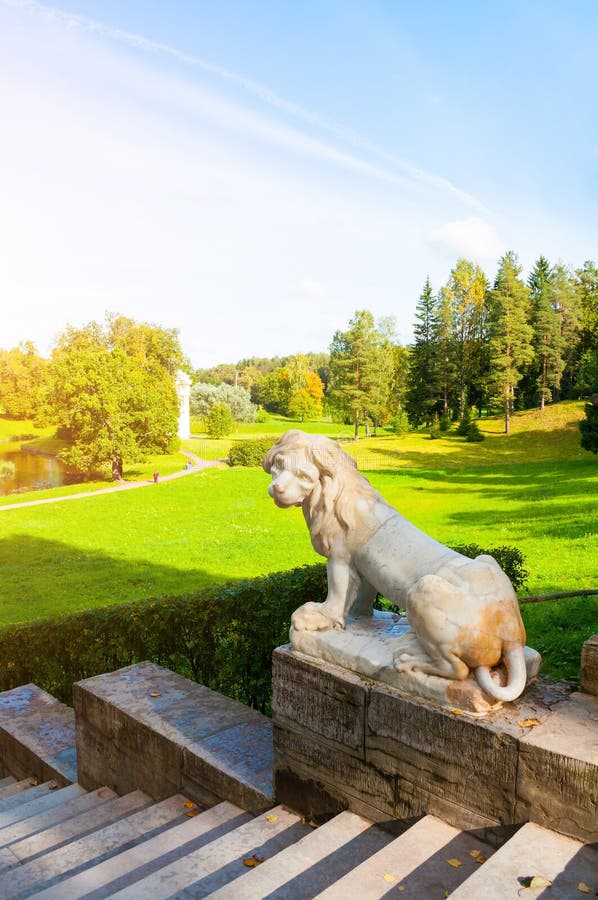 Gro?es Steintreppenhaus und Skulptur eines wei?en L?wes auf dem Sockel in Pavlovsk-Park, St- Petersburgregion, Russland lizenzfreie stockbilder Gro?es Steintreppenhaus und Skulptur eines wei?en L?wes auf dem Sockel in Pavlovsk-Park, St- Petersburgregion, Russland lizenzfreie stockbilder