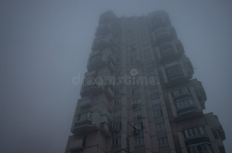 Großes Wohngebäude inmitten eines scheußlichen Himmels. cyberpunk-Stilistik. stockfotos