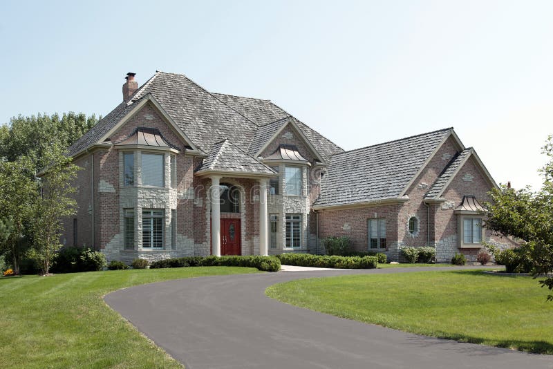 Großes Ziegelsteinhaus Im Winter Stockfoto - Bild von großes, winter