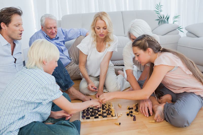Großfamilie, die Schach spielt stockfotografie Großfamilie, die Schach spielt stockfotografie