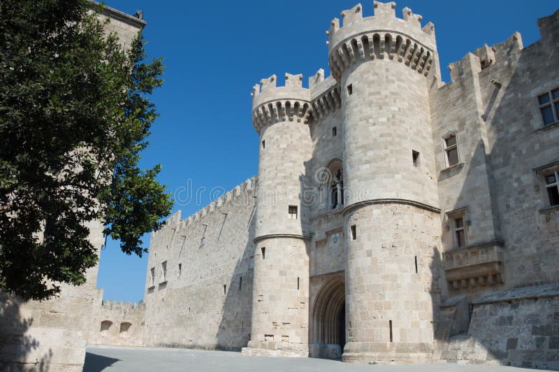 Großmeister-Palast in Rhodos, Griechenland Dodekanese, Bestimmungsort lizenzfreies stockbild Großmeister-Palast in Rhodos, Griechenland Dodekanese, Bestimmungsort lizenzfreies stockbild