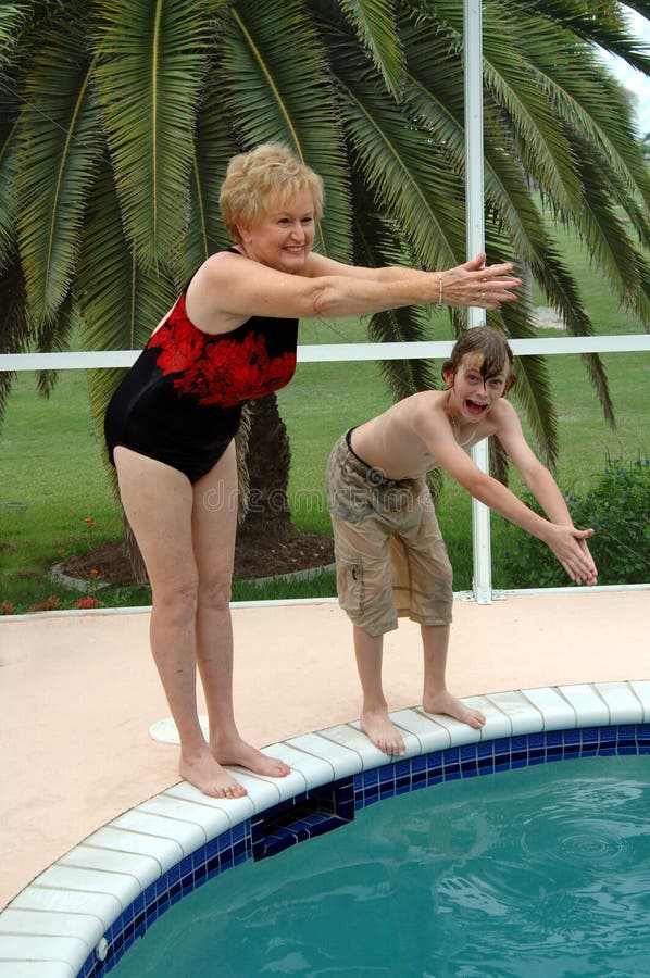 Großmutter und Enkel Swim