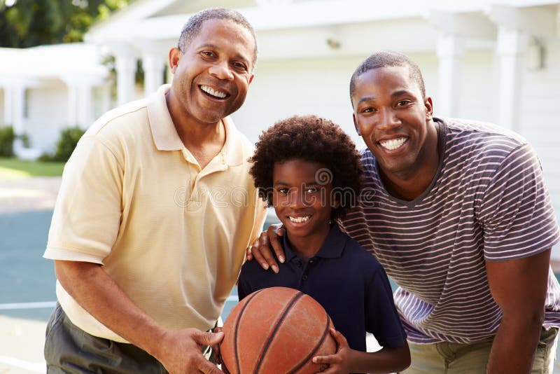 Großvater mit dem Sohn und Enkel, die Basketball spielen