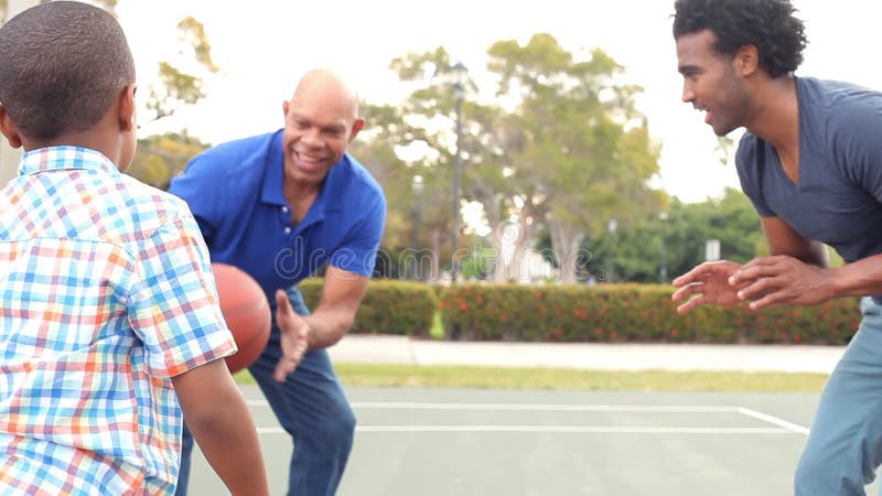 Großvater mit dem Sohn und Enkel, die Basketball spielen stock footage Großvater mit dem Sohn und Enkel, die Basketball spielen stock footage