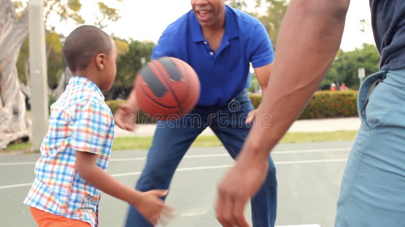 Großvater mit dem Sohn und Enkel, die Basketball spielen