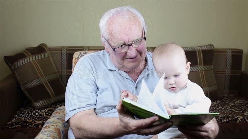 Großvater und Baby lesen ein Buch