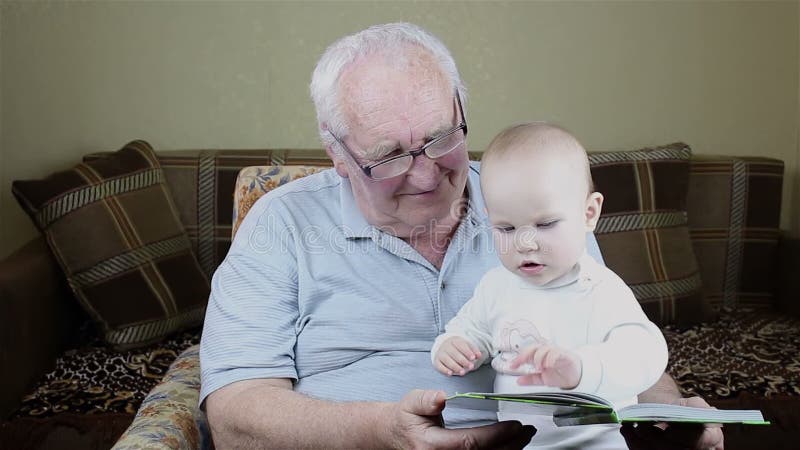 Großvater und Baby lesen ein Buch