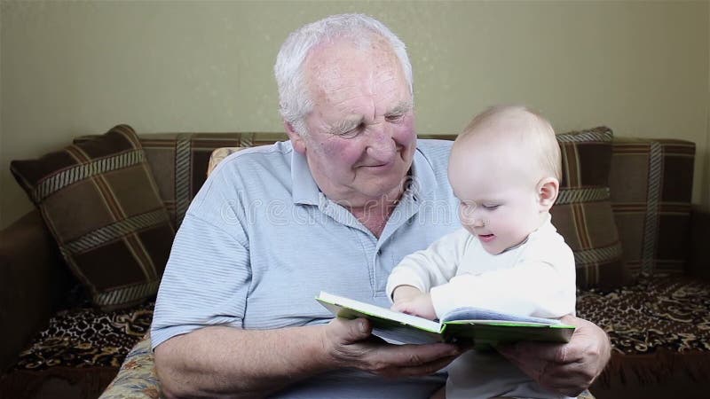Großvater und Baby lesen ein Buch