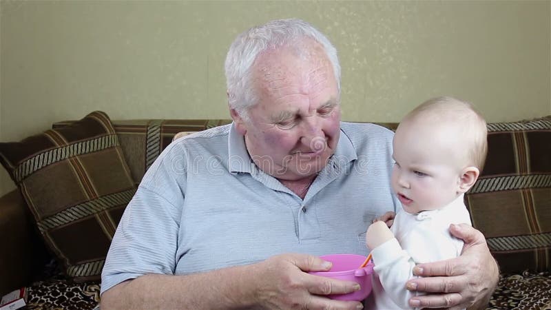 Großvater- und Babyspielen