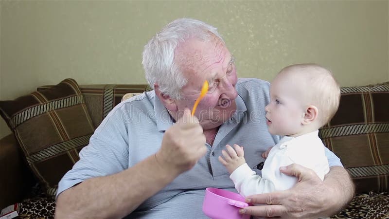 Großvater- und Babyspielen