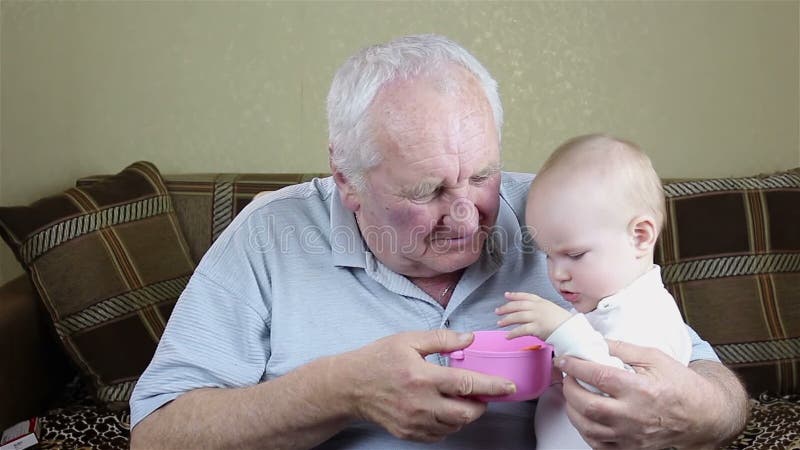 Großvater- und Babyspielen