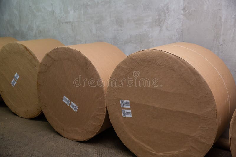 Großrollen des Papiers für den Druck stockbild Großrollen des Papiers für den Druck stockbild