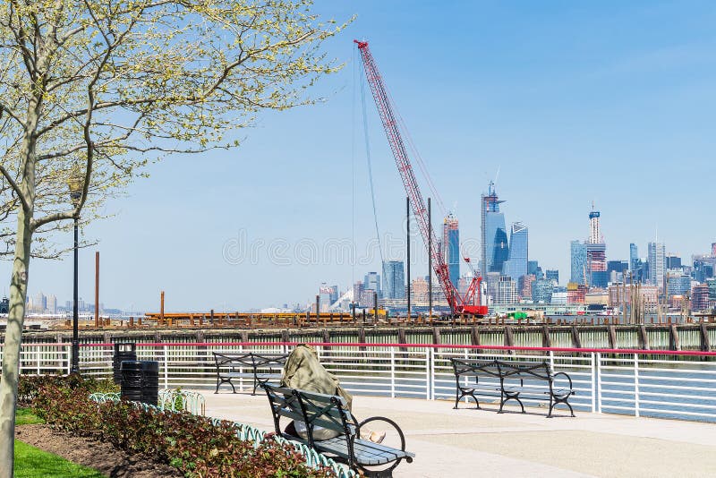 Gru di costruzione di galleggiamento su Hudson River, Jersey City nei precedenti immagine stock libera da diritti Gru di costruzione di galleggiamento su Hudson River, Jersey City nei precedenti immagine stock libera da diritti
