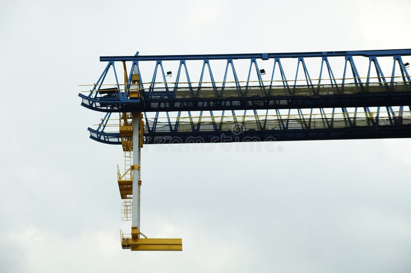 Gru ferroviaria che appende nel cielo immagine stock libera da diritti Gru ferroviaria che appende nel cielo immagine stock libera da diritti