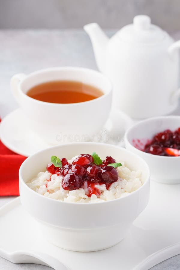 Gruau ou pudding de riz avec les canneberges et la menthe caramélisées photo stock Gruau ou pudding de riz avec les canneberges et la menthe caramélisées photo stock