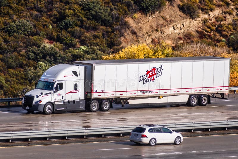 grudzień 8, 2019 Los Angeles / CA / USA - Heartland Express jazdy ciężarówką na autostradzie; Heartland Express, Inc. jest Ameryk obraz royalty free grudzień 8, 2019 Los Angeles / CA / USA - Heartland Express jazdy ciężarówką na autostradzie; Heartland Express, Inc. jest Ameryk obraz royalty free