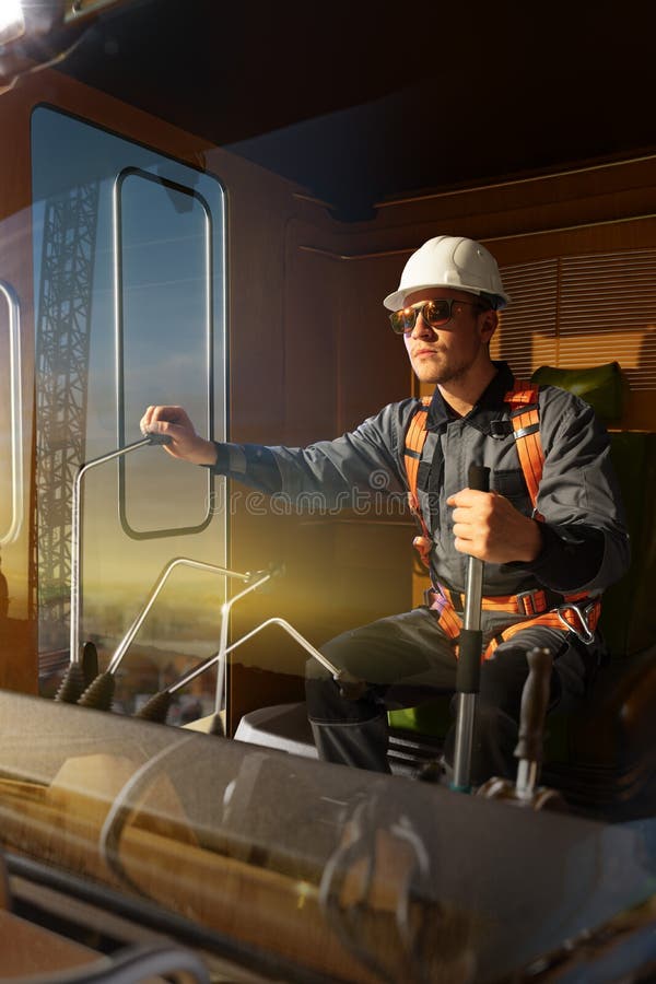 Grue d'opérateur d'ingénieur dans l'action Il reposent un dessus dans la cabine et le travail de grue images libres de droits Grue d'opérateur d'ingénieur dans l'action Il reposent un dessus dans la cabine et le travail de grue images libres de droits