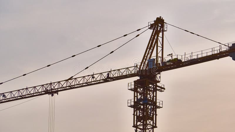 Grue de construction contre le ciel Vue d'ensemble