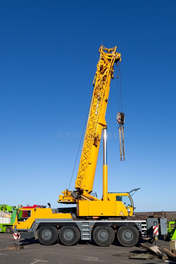 Grue jaune de camion image stock. Image du grue, camion - 28148521