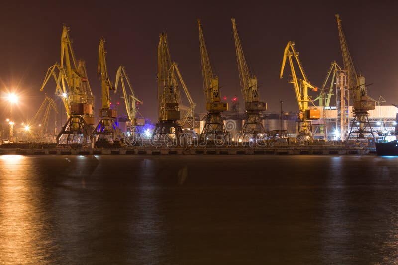 Grues de cargaison et terminal de port Odessa photo libre de droits Grues de cargaison et terminal de port Odessa photo libre de droits