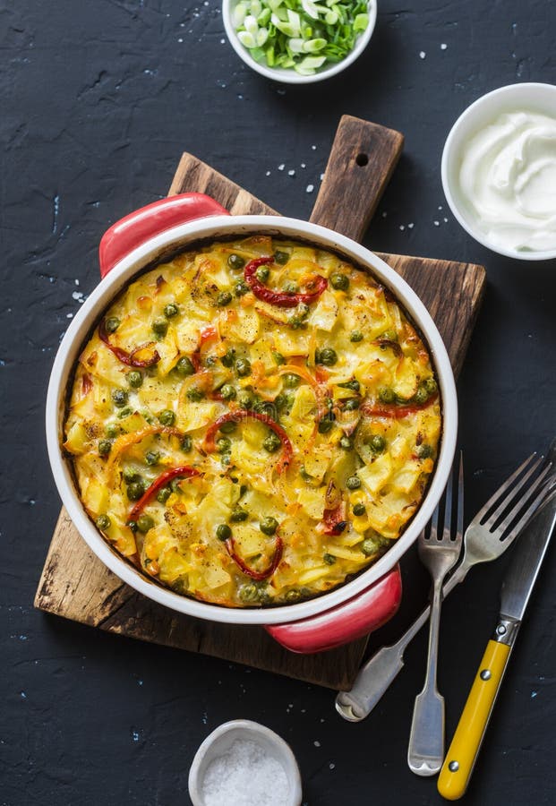 Grule i warzywa tortilla na ciemnym tle, odgórny widok Grule, fasolki szparagowe, dzwonkowi pieprze, zieleni grochy, ser, jajka c zdjęcie royalty free Grule i warzywa tortilla na ciemnym tle, odgórny widok Grule, fasolki szparagowe, dzwonkowi pieprze, zieleni grochy, ser, jajka c zdjęcie royalty free